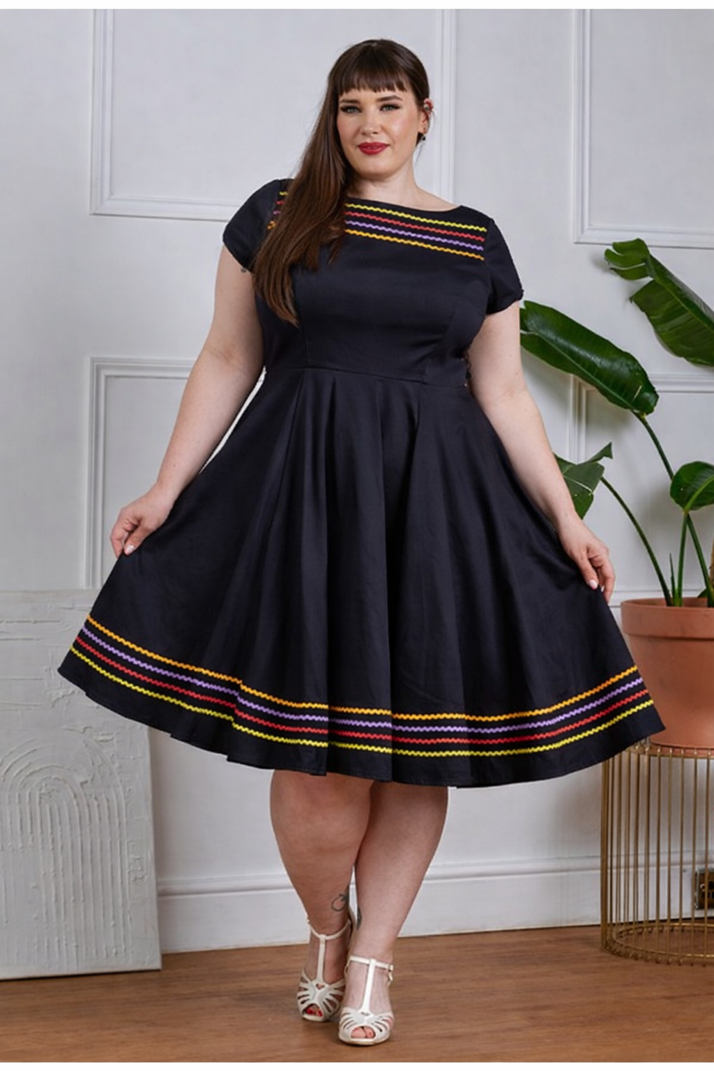 PLUS SIZE Carmen 50s Vintage Style Black Half Sleeve Pattern Dress - Curvique Vintage